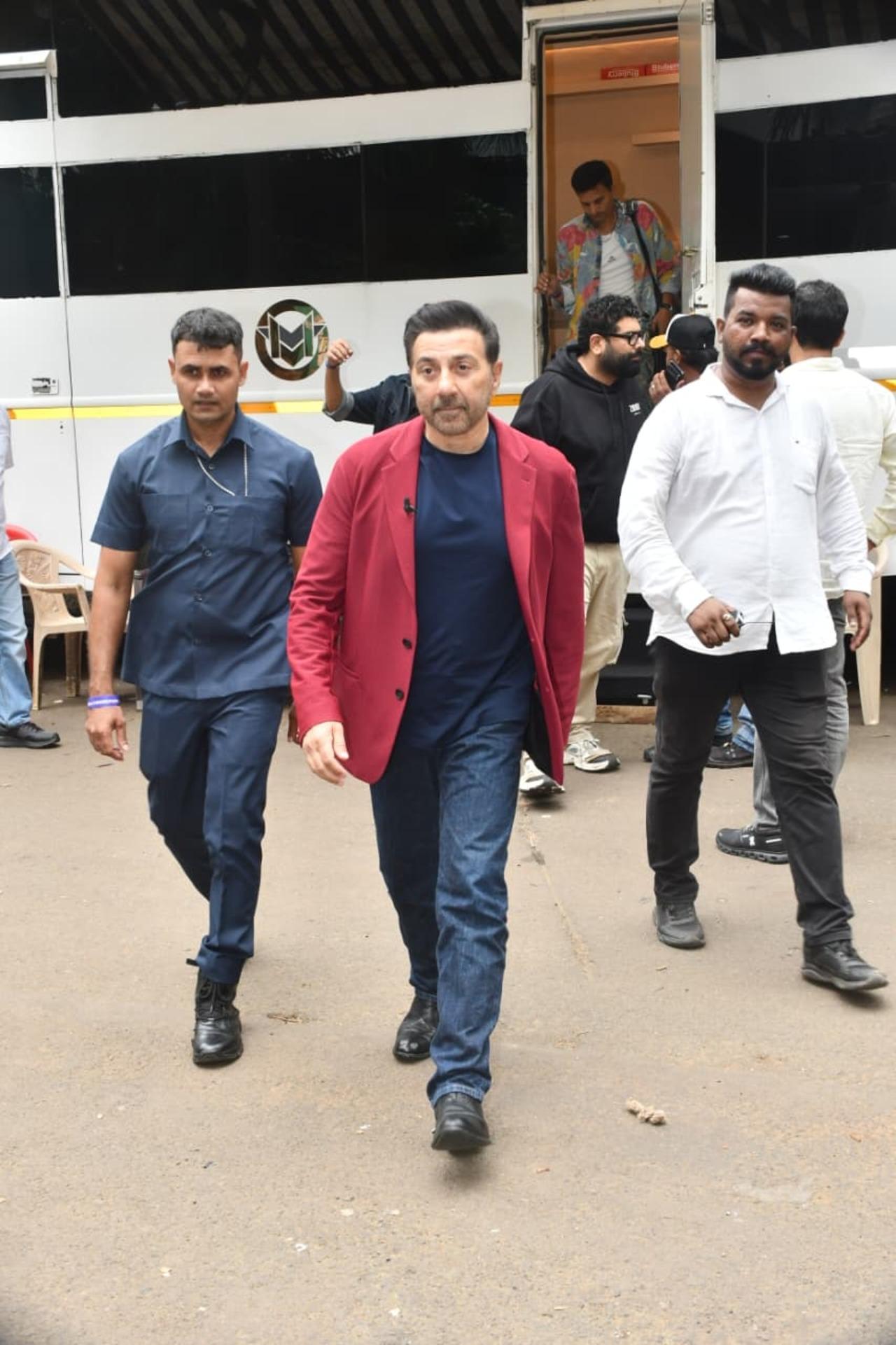 Sunny Deol made a stylish entry for the Batwara 1947 promotions in a maroon blazer paired with a navy T-shirt, blue denims and black shoes.